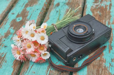 Ahşap eski eski rustik kamera ahşap eski shabby panoları üzerinde Papatya çiçek bir buket ile