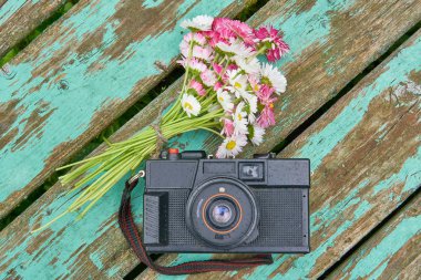 Ahşap eski eski rustik kamera ahşap eski shabby panoları üzerinde Papatya çiçek bir buket ile