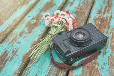 Ahşap eski eski rustik kamera ahşap eski shabby panoları üzerinde Papatya çiçek bir buket ile