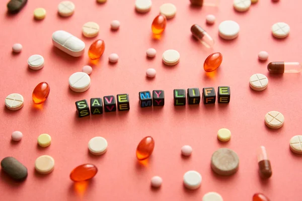 Título Multicolor Salva Vida Cubos Negros Sobre Mesa Con Tabletas —  Fotos de Stock