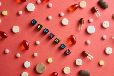 Mercan arka plan üzerinde tablet ile masada siyah küpler gelen çok renkli başlık Depress