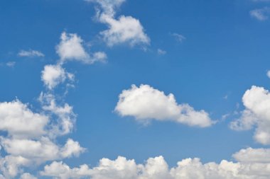 Mavi gökyüzünde beyaz bulutlar.