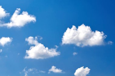 Mavi gökyüzünde beyaz bulutlar.