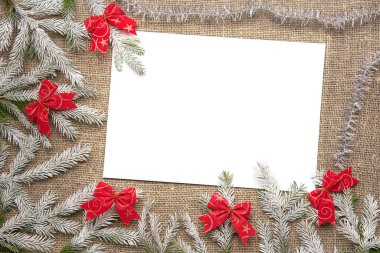 Noel ağacı, çam veya köknar mockup kartı ve oyuncaklar ile dekoratif arka plan