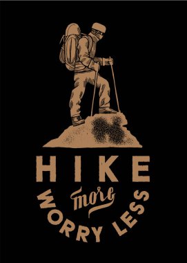 Tırmanış kasklı bir yürüyüşçü. Dağın tepesinde sırt çantalı gerçekçi bir yürüyüşçü.