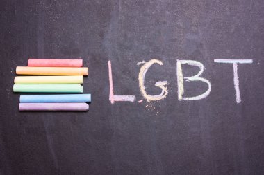Lgbt sembolü boya kalemi üzerinden. Kelime Lgbt tahtaya yazılır