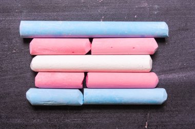 Tahtadaki tebeşirlerden gelen beyaz pembe transseksüel bayrağı.