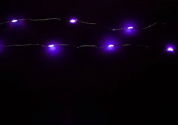 Guirnaldas Lámpara Sobre Fondo Negro Violeta Concepto Año Nuevo Navidad — Foto de Stock