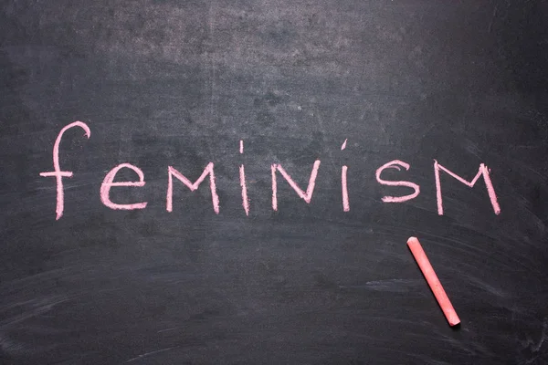 페미니즘은 칠판에 분필로 됩니다 평등의 — 스톡 사진