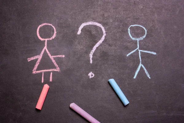 Bir kara tahta üzerinde çizilmiş tebeşir rakamlar bir erkek ve bir kadın. Eşitlik, feminizm., cinsiyet, cinsiyet kavramı