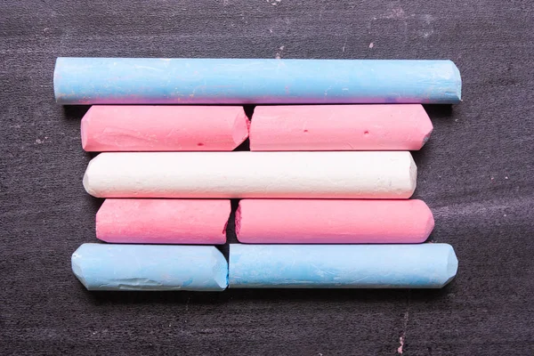 Tahtadaki tebeşirlerden gelen beyaz pembe transseksüel bayrağı.