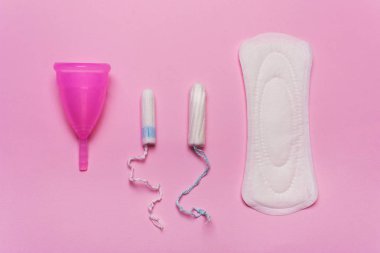 Panel, adet Kupası, pembe bir arka plan üzerine tampon. Düz bir görünümdür. Kritik gün, menstruasyon kavramı