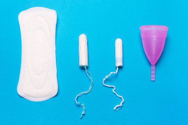 Panel, adet Kupası, tampon mavi bir arka plan üzerinde. Düz bir görünümdür. Kritik gün, menstruasyon kavramı