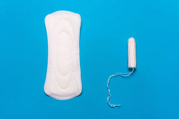 Kadın hijyen ürünleri pad, tampon mavi bir arka plan üzerinde. Kritik gün, adet, adet döngüsü kavramı