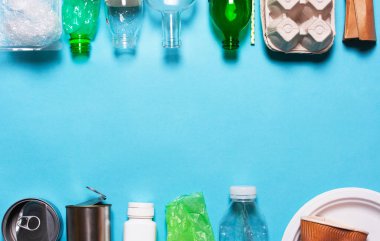 Evin diğer çöplerini attığınız mavi bir arka plan üzerinde. Sıralama kağıt, cam, plastik, polietilen karton kavramı. Çevre koruma