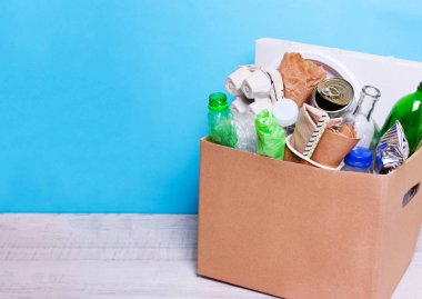 Bir karton kutu plastik, cam şişe, kağıt kutular. Ayrı sıralama çöp, çevre koruma, ekoloji, evsel atık geri dönüşüm kavramı