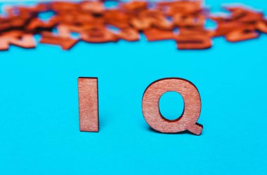 Word, kısaltma IQ mavi bir arka plan üzerinde ahşap harflerin