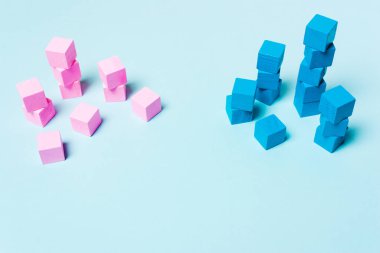 Mavi ve pembe küpleri. Cinsiyetçilik, feminizm ve eşitlik kavramı. Yumuşak odak