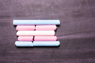 Transseksüel bayrak mavi pembe bir kara tahta üzerinde çok renkli tebeşirler gelen beyaz