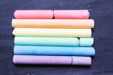 Bir kara tahta üzerinde çok renkli tebeşirler üzerinden bir Lgbt arka plan