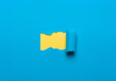 ileti, boş şablon bir yırtık sarı alan gazeteyle mavi arka plan