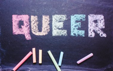  Tahtadaki kelime Queer, LGBT 'nin sembolü, gökkuşağının renkleri