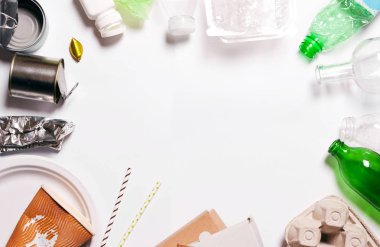 Evin diğer çöplerini beyaz zemin üzerinde. Sıralama kağıt, cam, plastik, polietilen karton kavramı. Çevre, ekoloji korunması