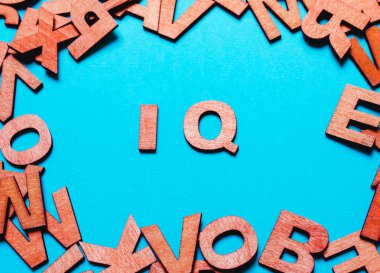 Mavi bir arka plan üzerinde ahşap harflerin kelime IQ