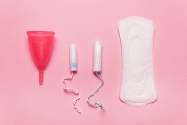 mercan Pad, adet Kupası, pembe bir arka plan üzerine tampon. Düz bir görünümdür. Kritik gün, menstruasyon kavramı