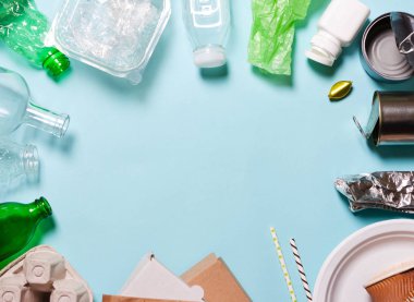 Evin diğer çöplerini attığınız mavi bir arka plan üzerinde. Sıralama kağıt, cam, plastik, polietilen karton kavramı. Çevre, ekoloji korunması