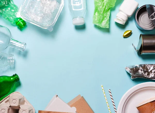 Evin diğer çöplerini attığınız mavi bir arka plan üzerinde. Sıralama kağıt, cam, plastik, polietilen karton kavramı. Çevre, ekoloji korunması