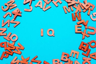 Word, kısaltma IQ mavi bir arka plan üzerinde ahşap harflerin