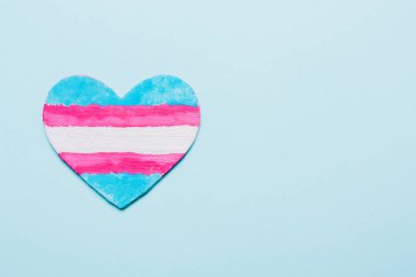 Kalp renkli bayrak transseksüel. Pembe, beyaz, mavi arka plan.