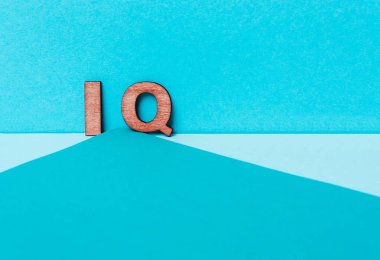 mavi bir arka plan üzerinde kelime IQ. Akıl ve zihin