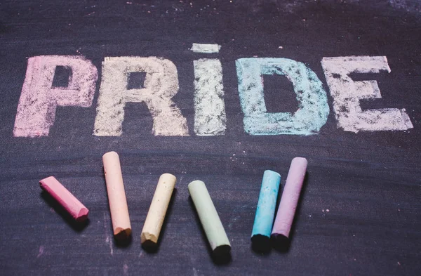Palabra Orgullo Una Pizarra Símbolo Lgbt Colores Del Arco Iris — Foto de Stock