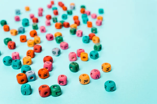 Cubos Coloridos Com Letras Sobre Fundo Azul Conceito Criatividade Ideias — Fotografia de Stock