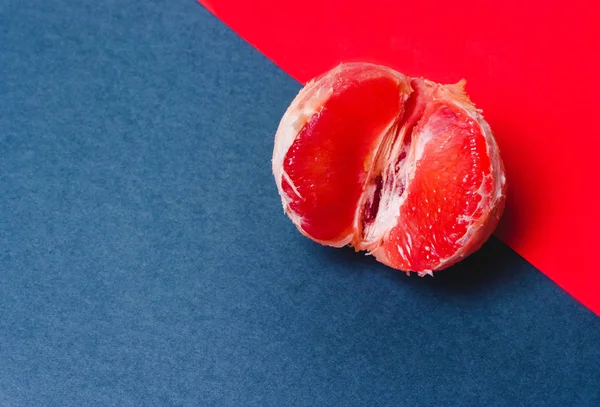 Kavram seks, mastürbasyon. Greyfurt, mercan gri arka plan vajina sembolü