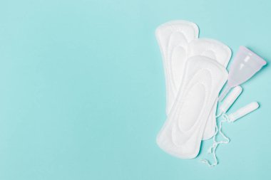 mavi bir arka plan üzerine tampon, yastık, adet Kupası. 