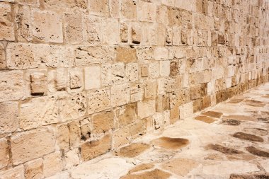 Açık havada bir taş evin eski, kahverengi, kumlu duvarı. Spa'yı kopyala