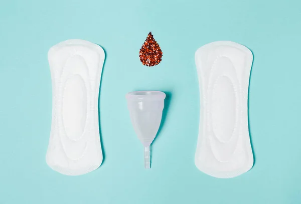 Almofada, copo menstrual, tampão com uma gota de sangue — Fotografia de Stock