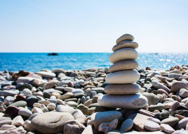 Denizin arka planına karşı taşların dengesi