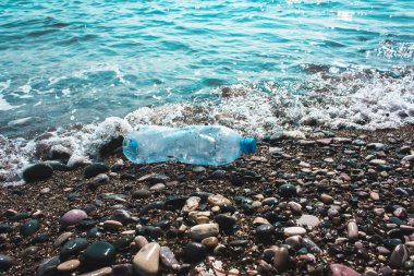 suda plastik şişe. Çevre kirliliği. Ekolojik prob