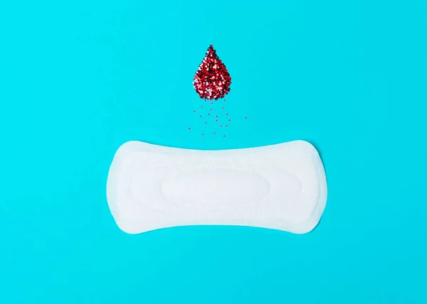 Almofadas menstruais com uma gota de sangue — Fotografia de Stock