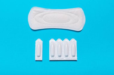 Kanddidiyazis, ardıç kuşu, cinsel yolla bulaşan enfeksiyonlardan mavi arka plan üzerinde tıbbi, vajinal fitiller