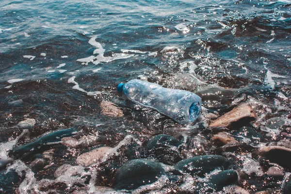塑料水瓶污染了水。环境概念. — 图库照片