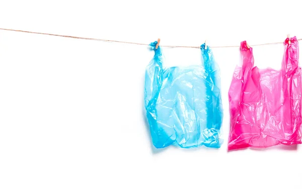 Saco de plástico rosa e azul.Conceito ecológico de poluição do colo — Fotografia de Stock