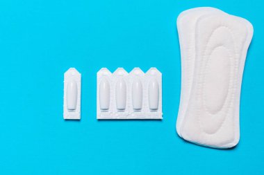 Mavi bir arka planda tıbbi, vajinal fitiller, samimi