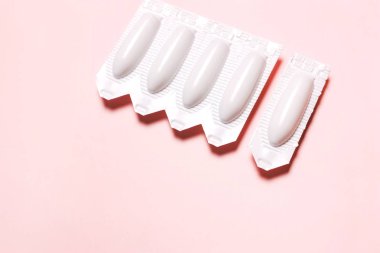 hemoroid tedavisi için, pembe bir arka plan üzerinde fitil