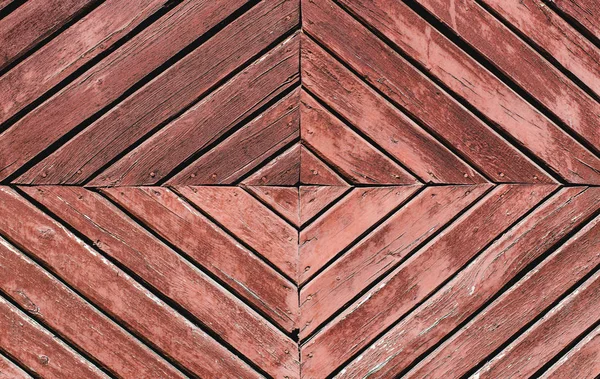 Rode, oude houten deuren met schilferende verf — Stockfoto