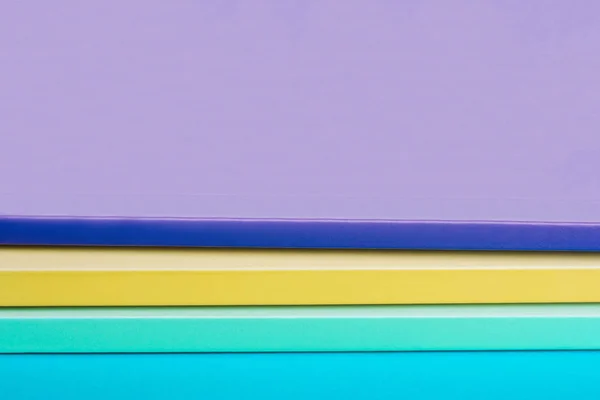 Pilha de cadernos de cores, amarelo, roxo, verde . — Fotografia de Stock